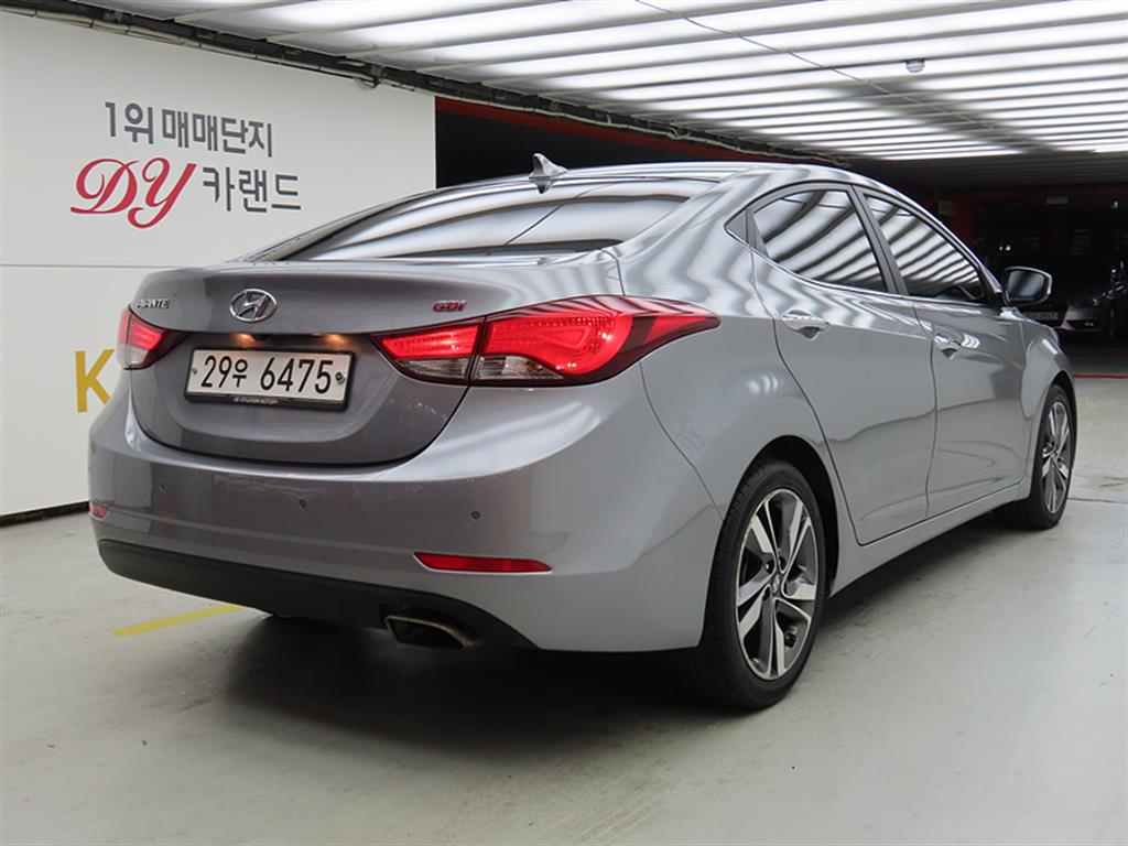 HYUNDAI Avante - Vista 4