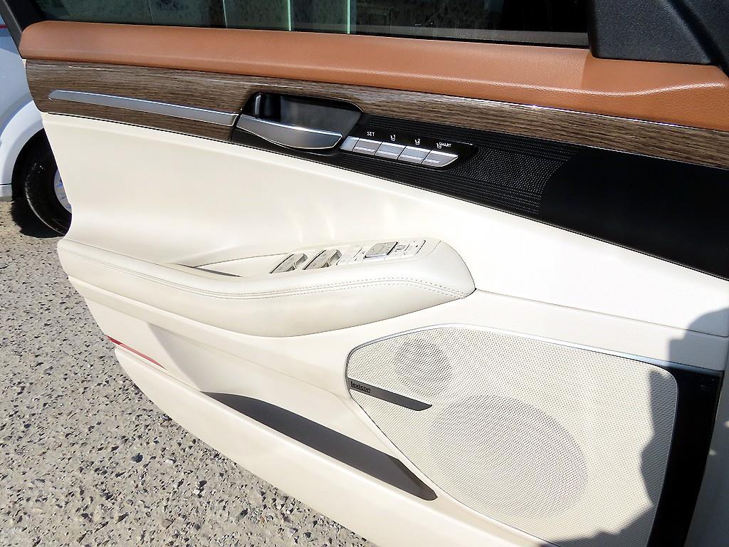 Genesis G90 - Vista 11