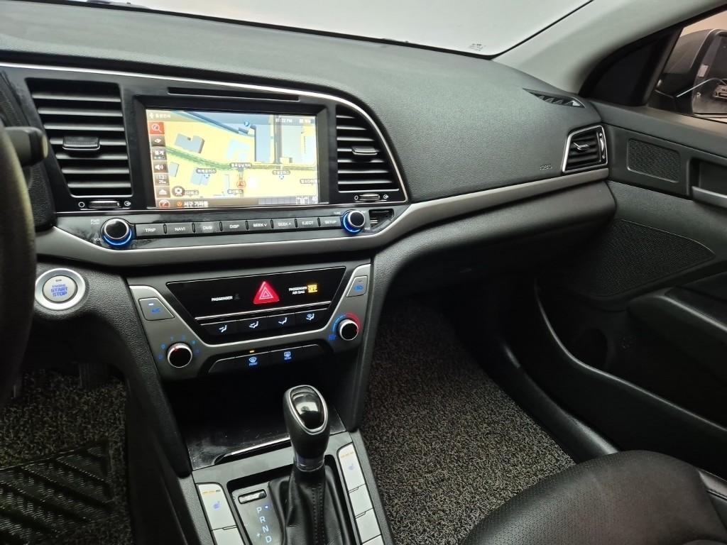 HYUNDAI Avante - Vista 10