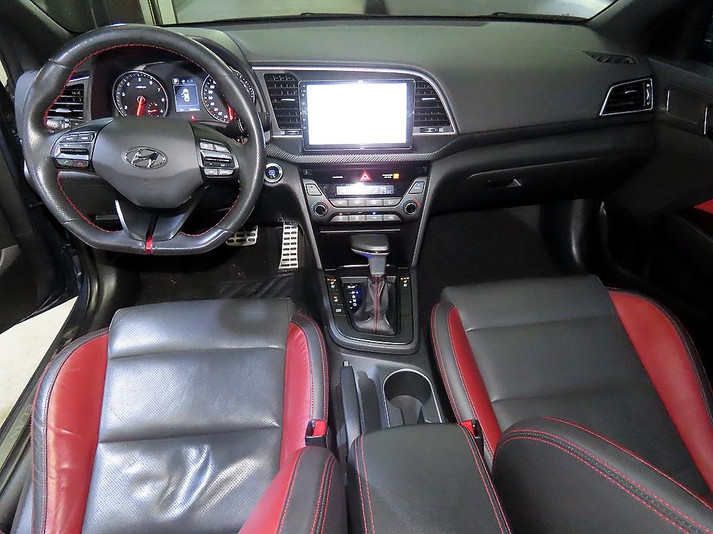 HYUNDAI Avante - Vista 10