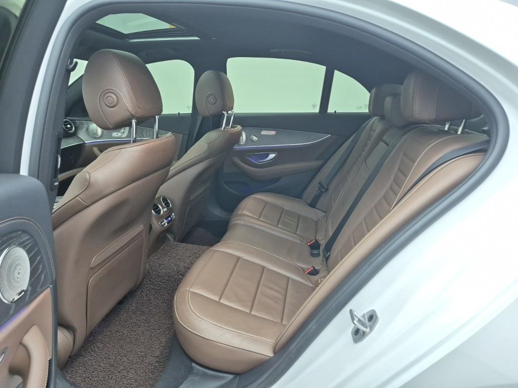 Mercedes Benz E class - Vista 12