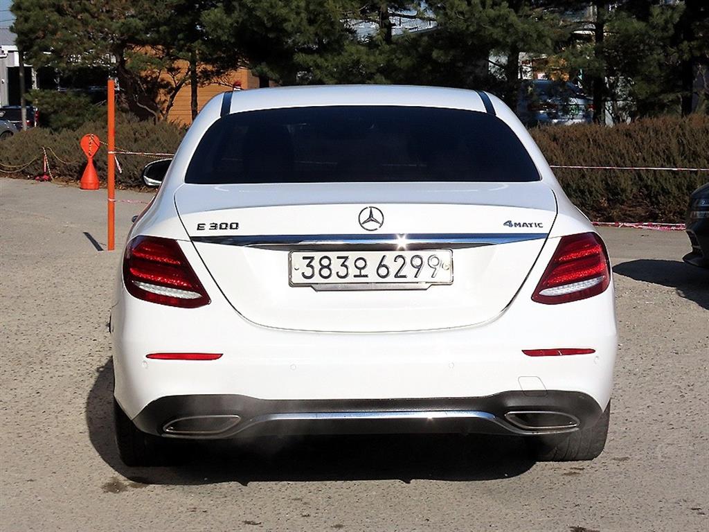 Mercedes Benz E class - Vista 4