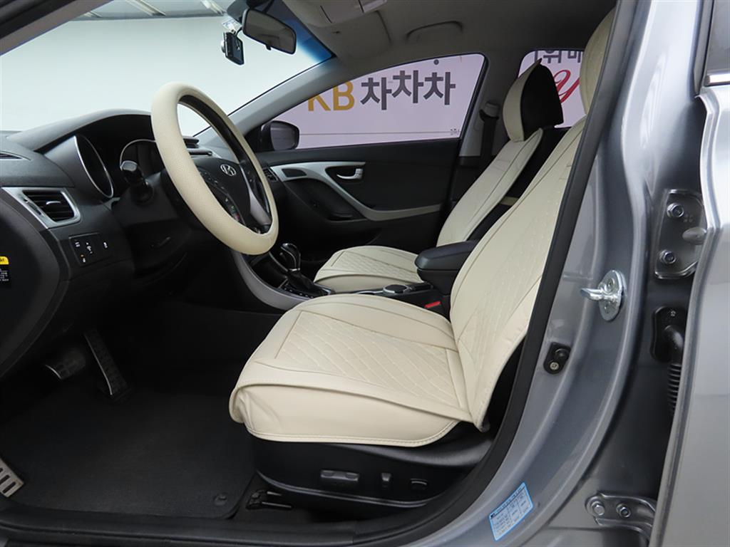 HYUNDAI Avante - Vista 5