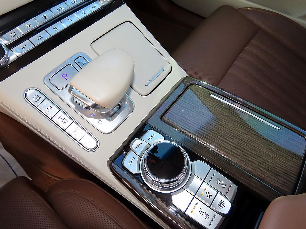 Genesis G90 - Vista 10