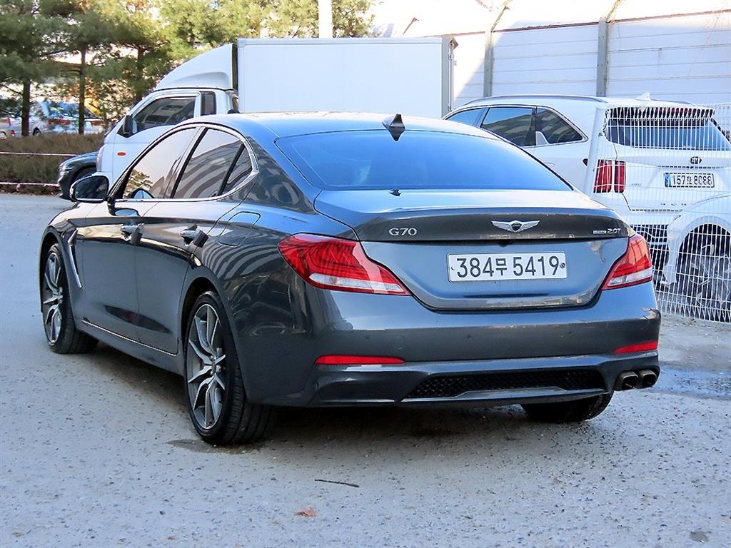 Genesis G70 - Vista 3