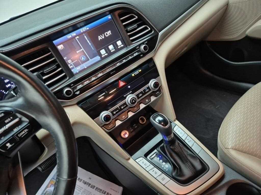 HYUNDAI Avante - Vista 10