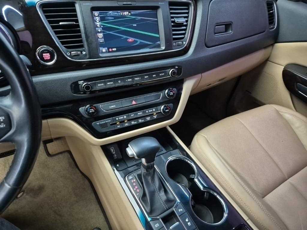 KIA Carnival - Vista 10
