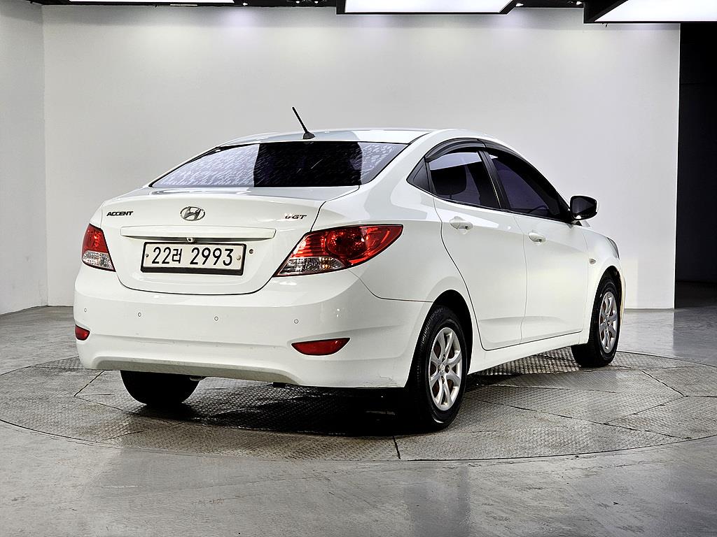 HYUNDAI Accent - Vista 4