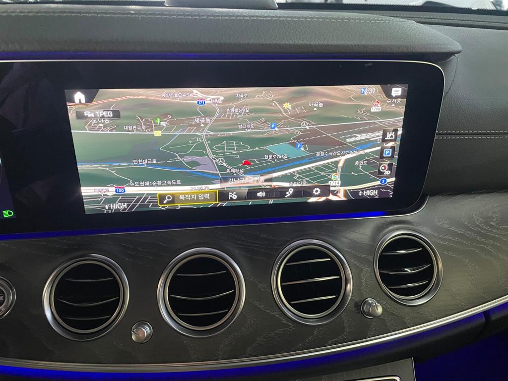 Mercedes Benz E class - Vista 8