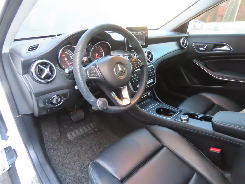 Mercedes Benz GLA Class - Vista 11