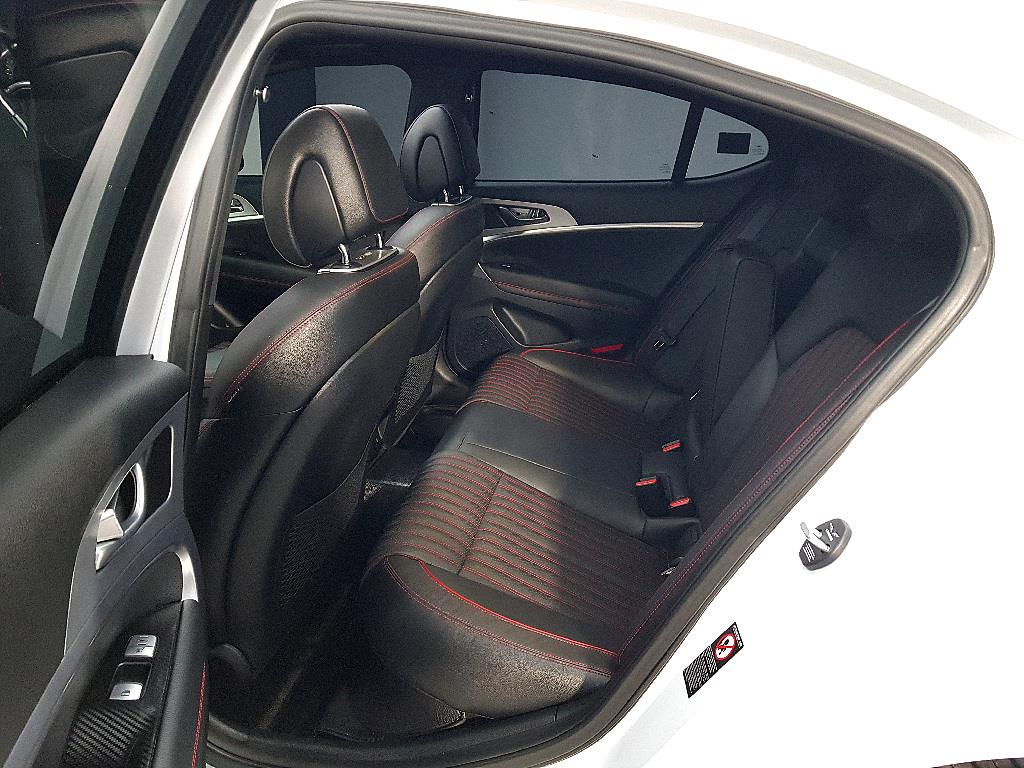 Genesis G70 - Vista 9