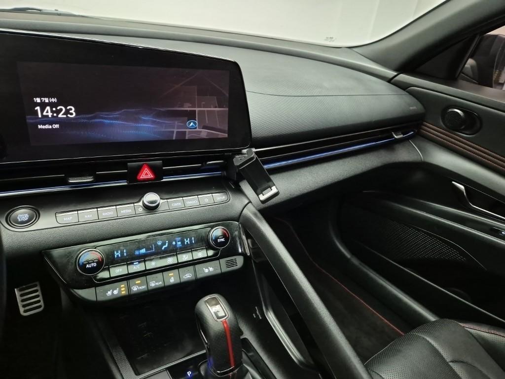 HYUNDAI Avante - Vista 10