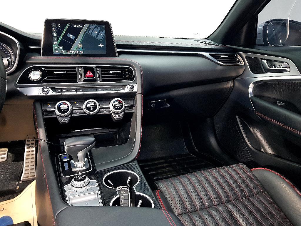 Genesis G70 - Vista 10