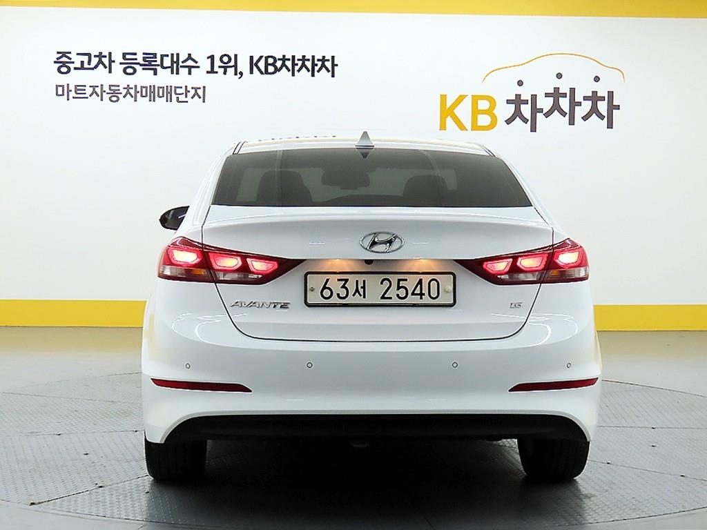 HYUNDAI Avante - Vista 3