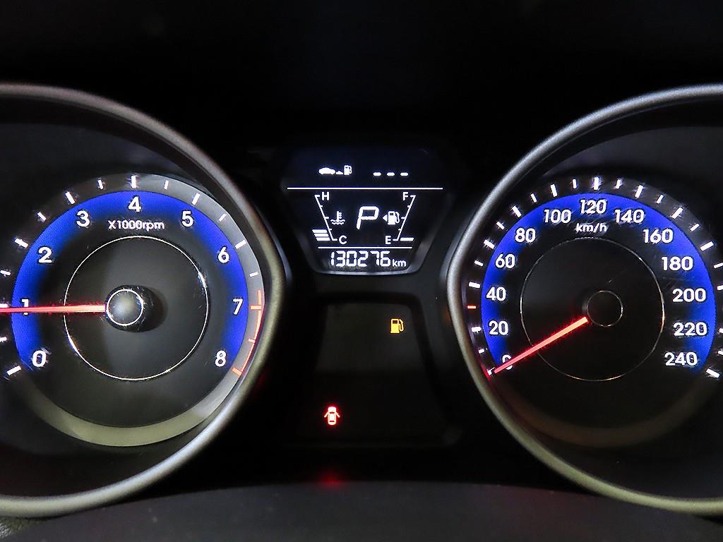 HYUNDAI Avante - Vista 9