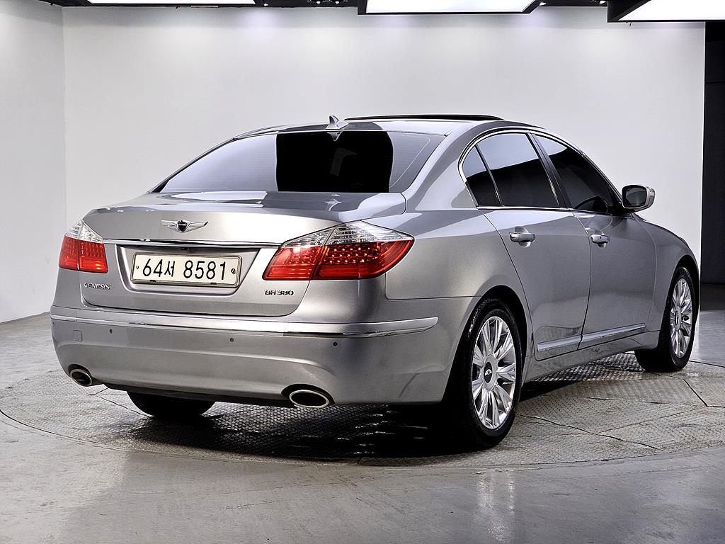 HYUNDAI Genesis - Vista 4