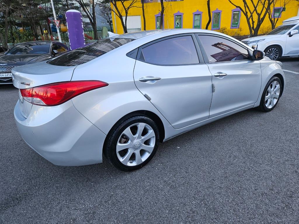 HYUNDAI Avante - Vista 5