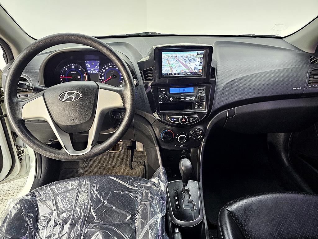 HYUNDAI Accent - Vista 5