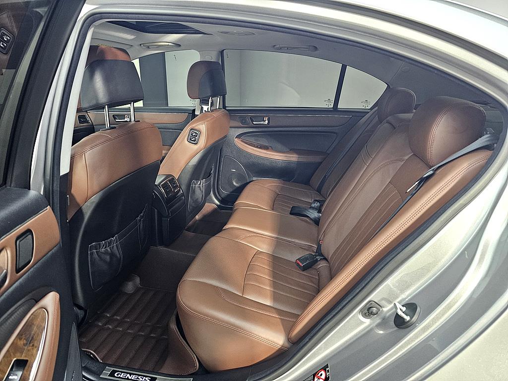 HYUNDAI Genesis - Vista 9