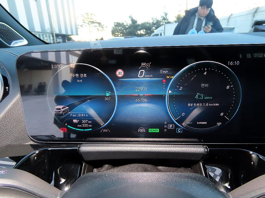 Mercedes Benz EQA - Vista 9