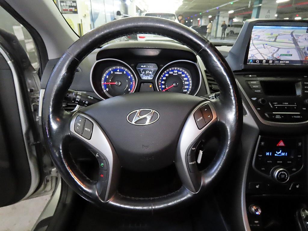 HYUNDAI Avante - Vista 8