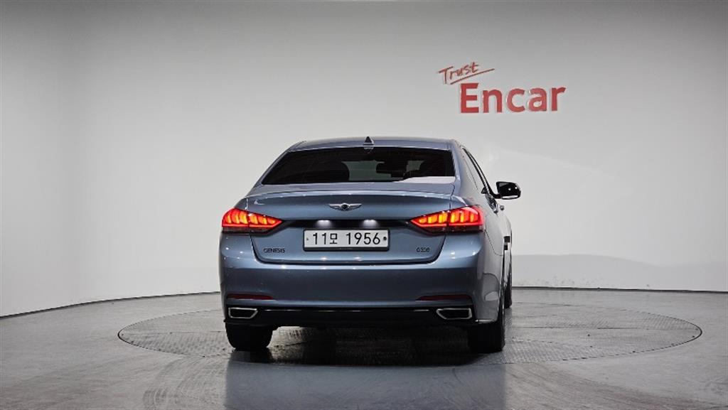 HYUNDAI Genesis - Vista 4