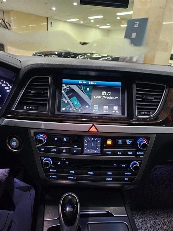 HYUNDAI Genesis - Vista 10