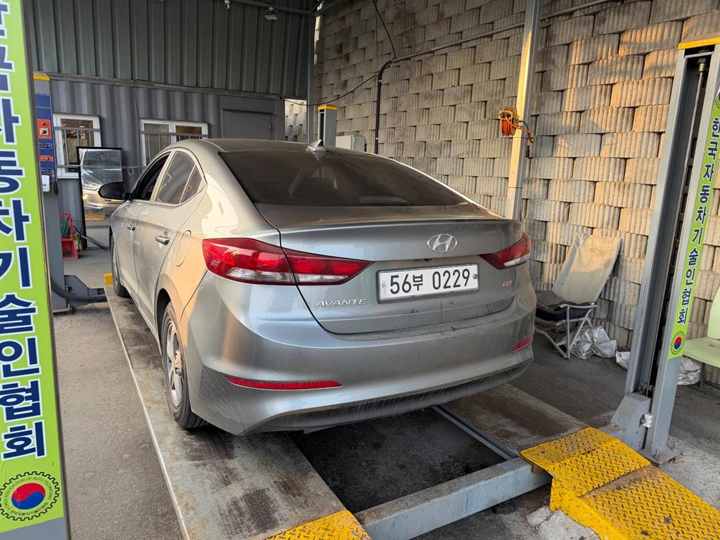 HYUNDAI Avante - Vista 2