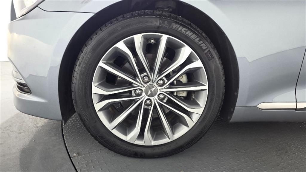 HYUNDAI Genesis - Vista 5