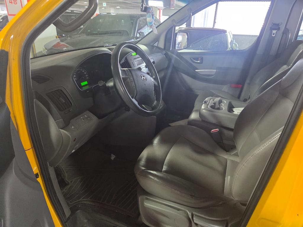 HYUNDAI Starex - Vista 10