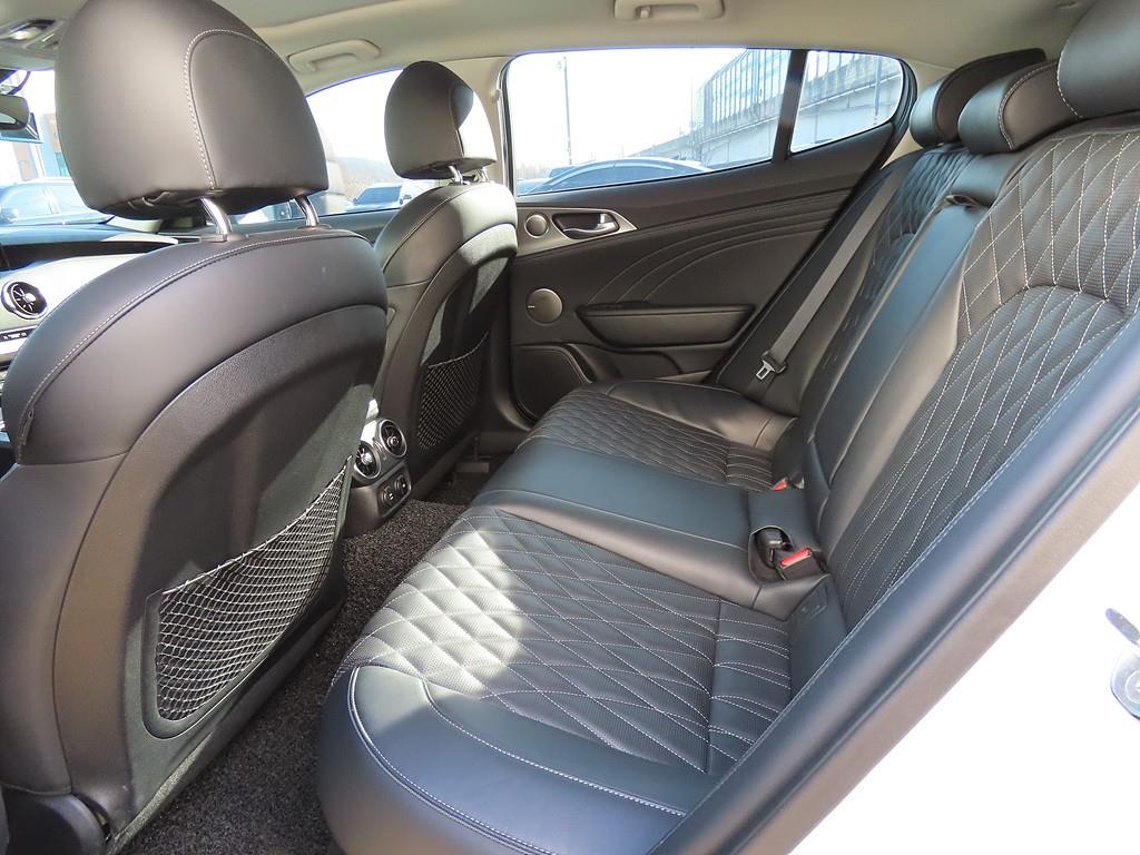 KIA Stinger - Vista 6