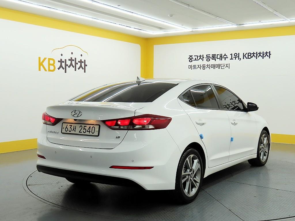 HYUNDAI Avante - Vista 4