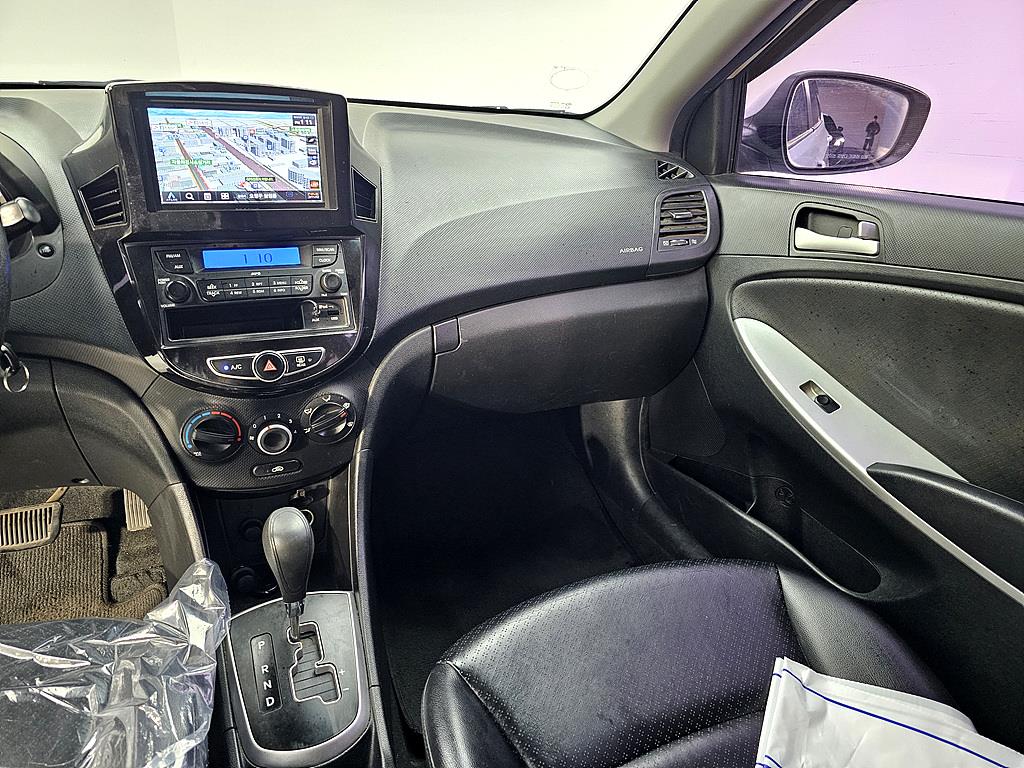 HYUNDAI Accent - Vista 10