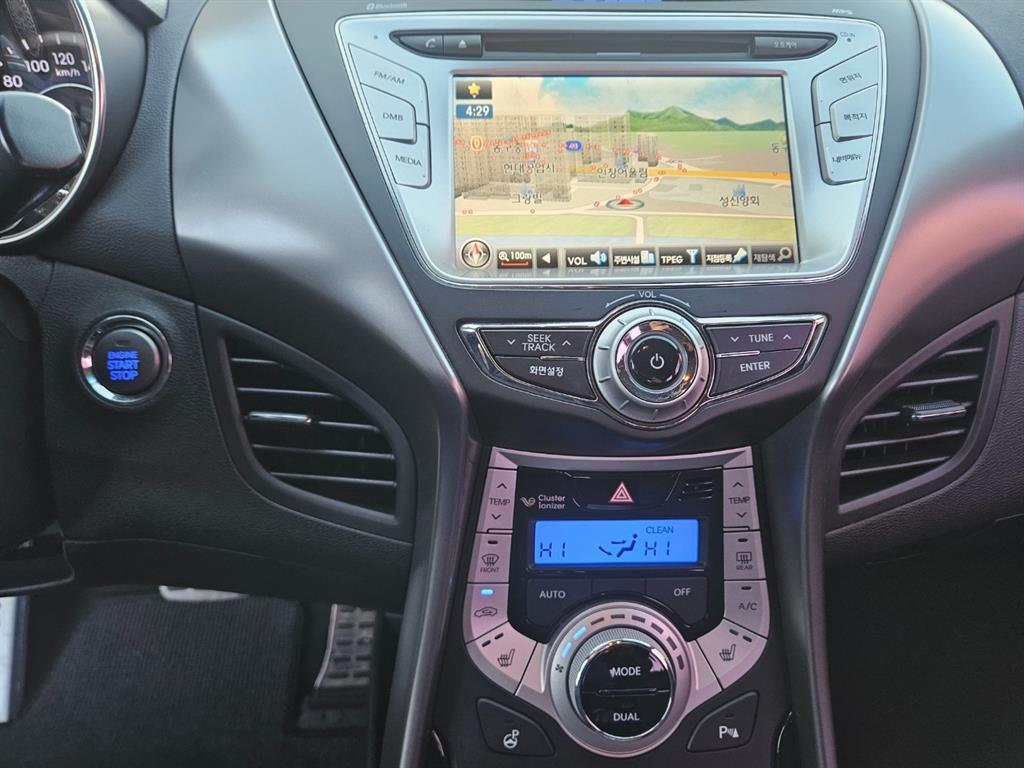 HYUNDAI Avante - Vista 9