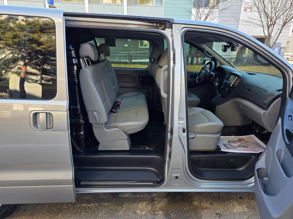 HYUNDAI Starex - Vista 10