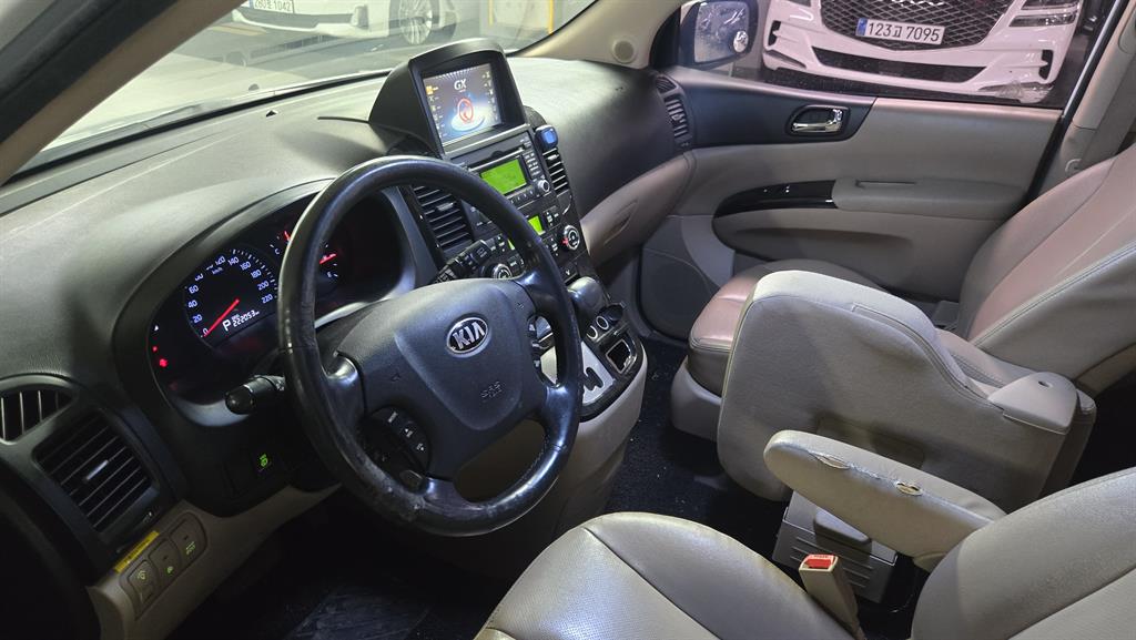 KIA Carnival - Vista 4