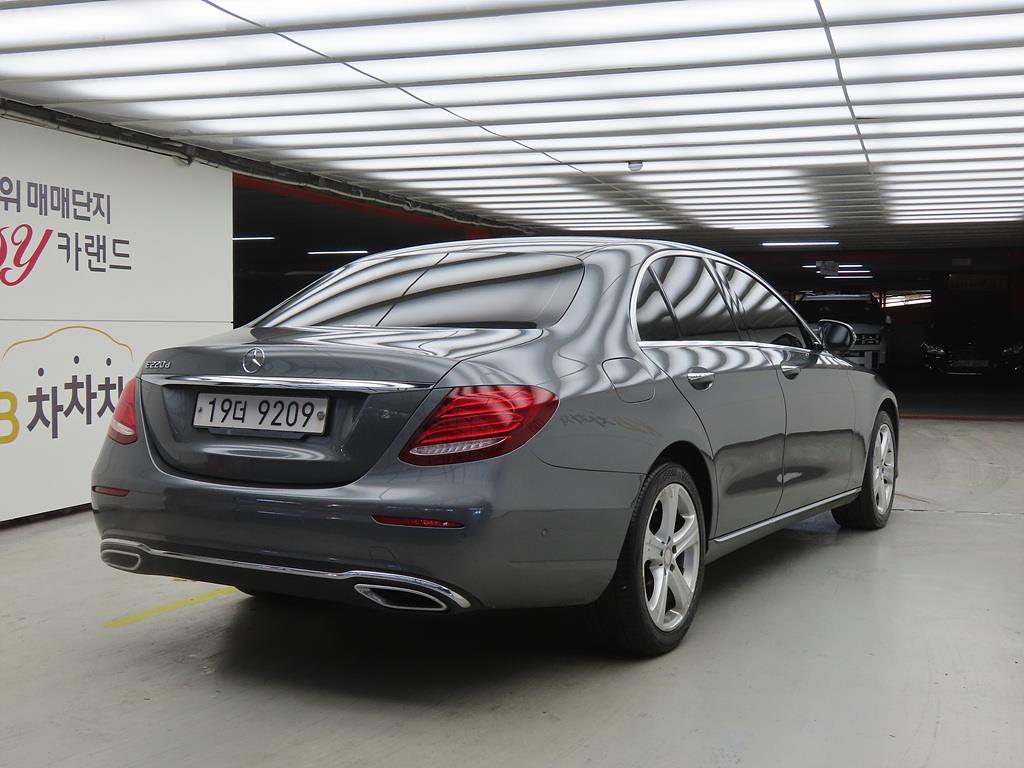 Mercedes Benz E class - Vista 4