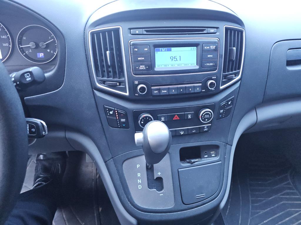 HYUNDAI Starex - Vista 10