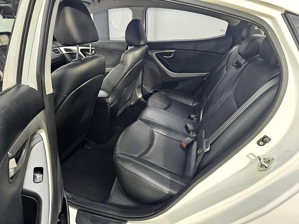 HYUNDAI Avante - Vista 9