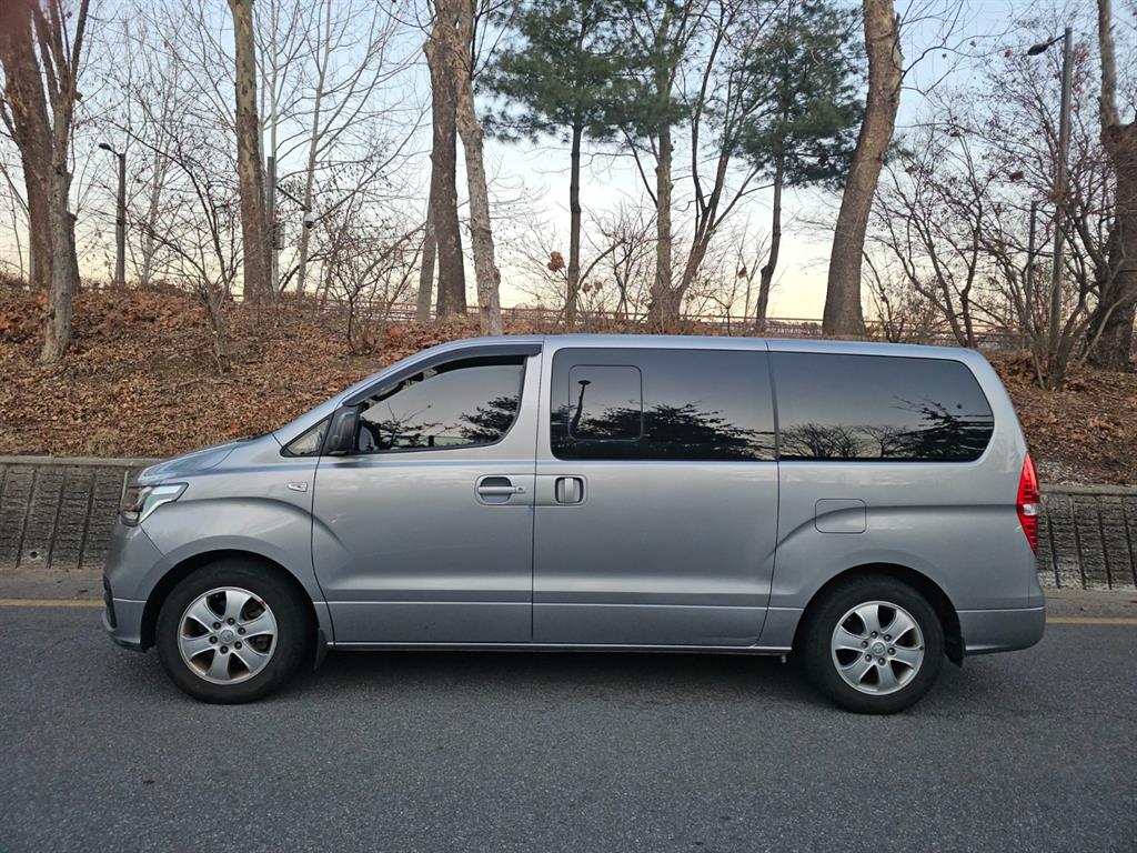 HYUNDAI Starex - Vista 2