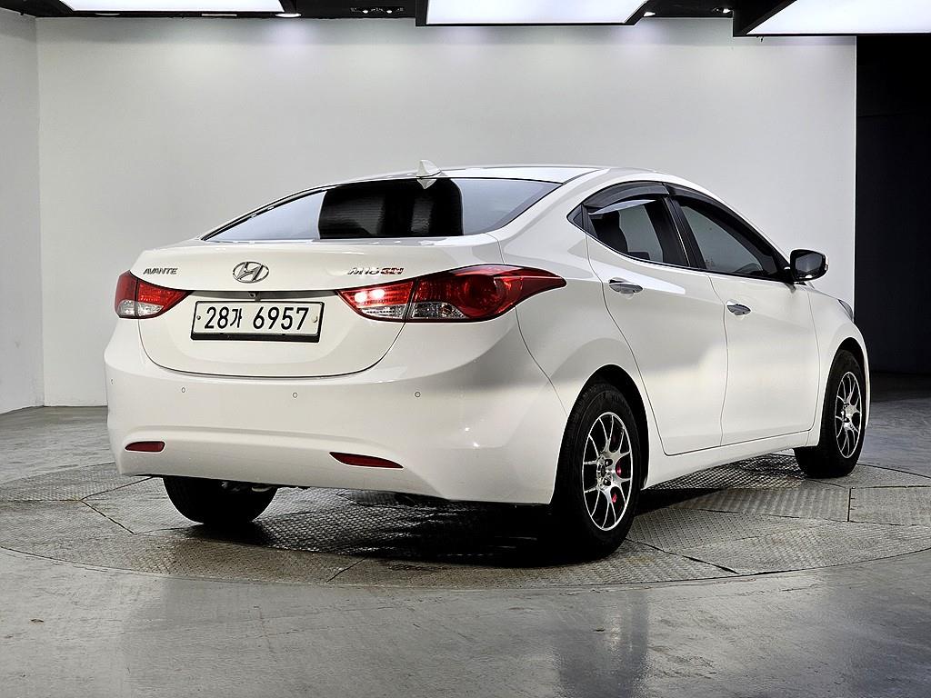 HYUNDAI Avante - Vista 4