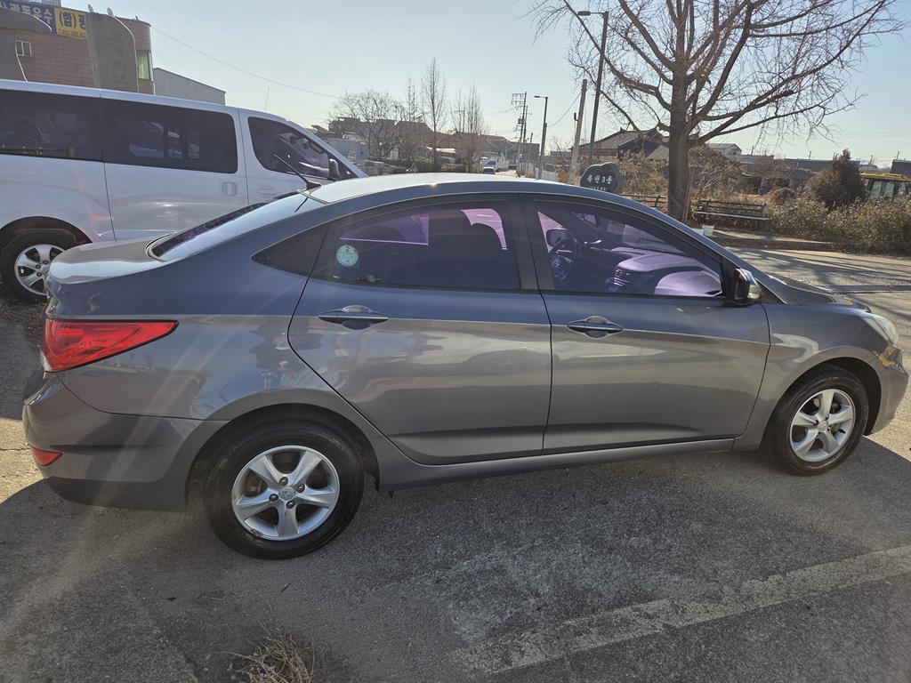 HYUNDAI Accent - Vista 4