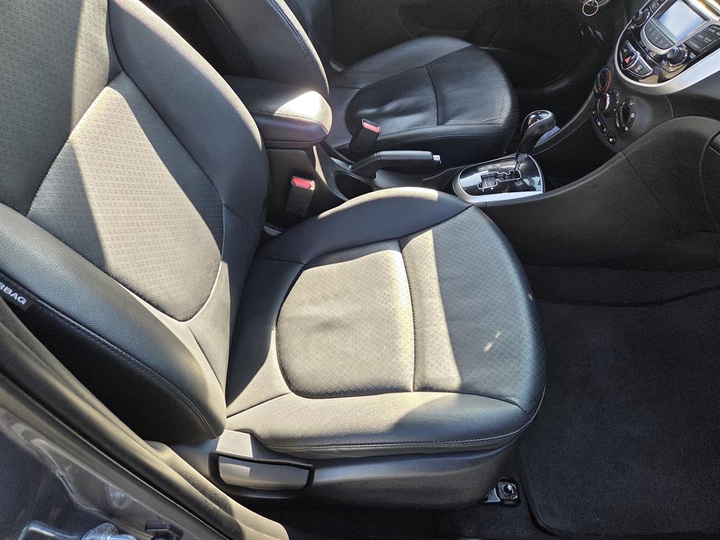 HYUNDAI Accent - Vista 5