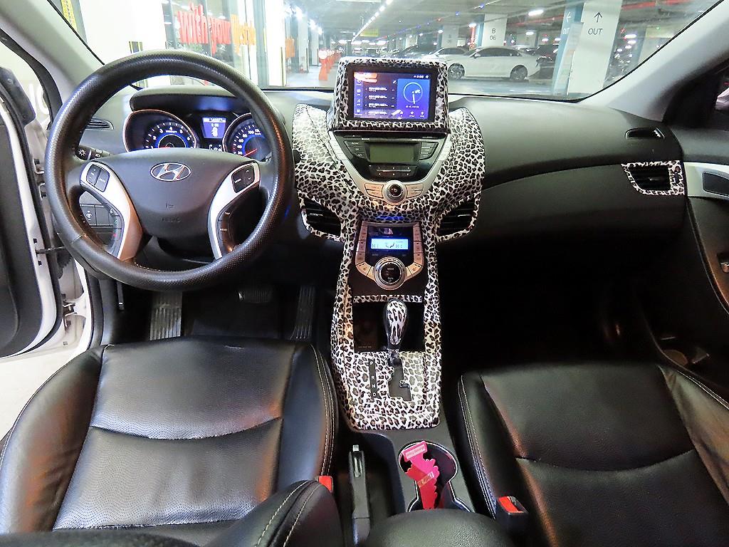 HYUNDAI Avante - Vista 10