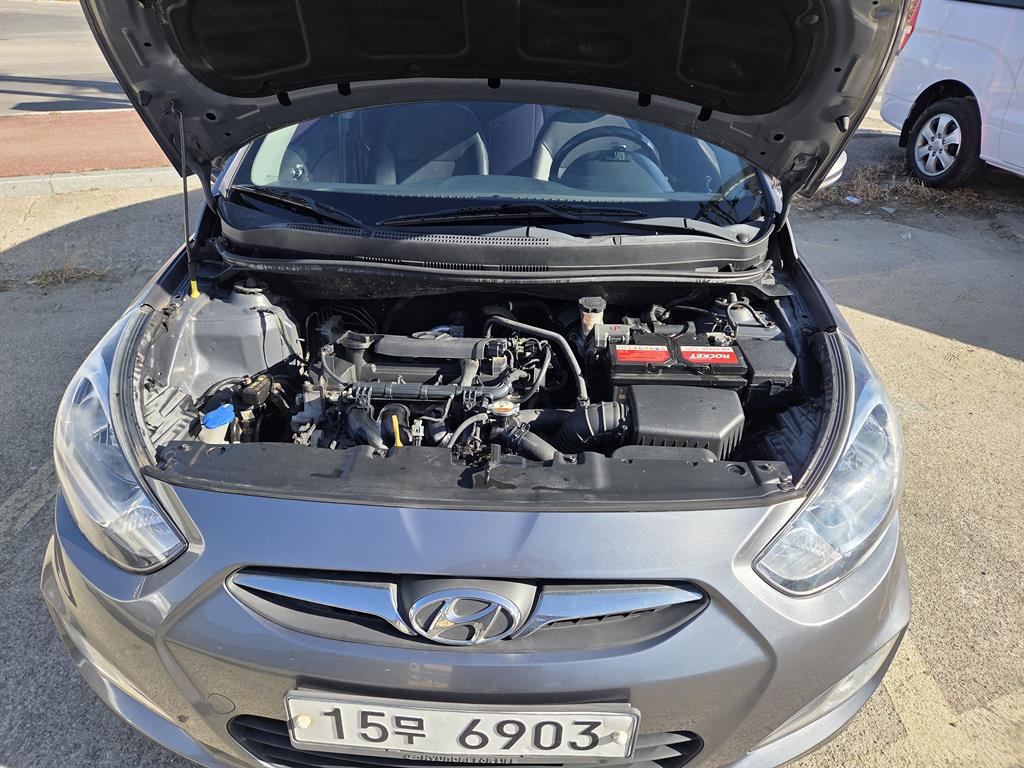 HYUNDAI Accent - Vista 12