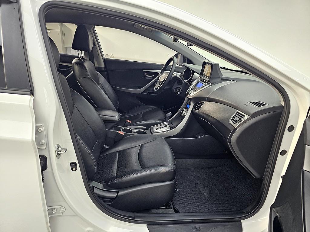 HYUNDAI Avante - Vista 11