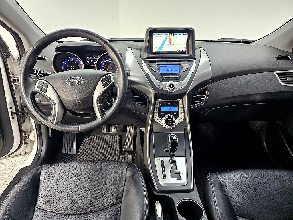 HYUNDAI Avante - Vista 5