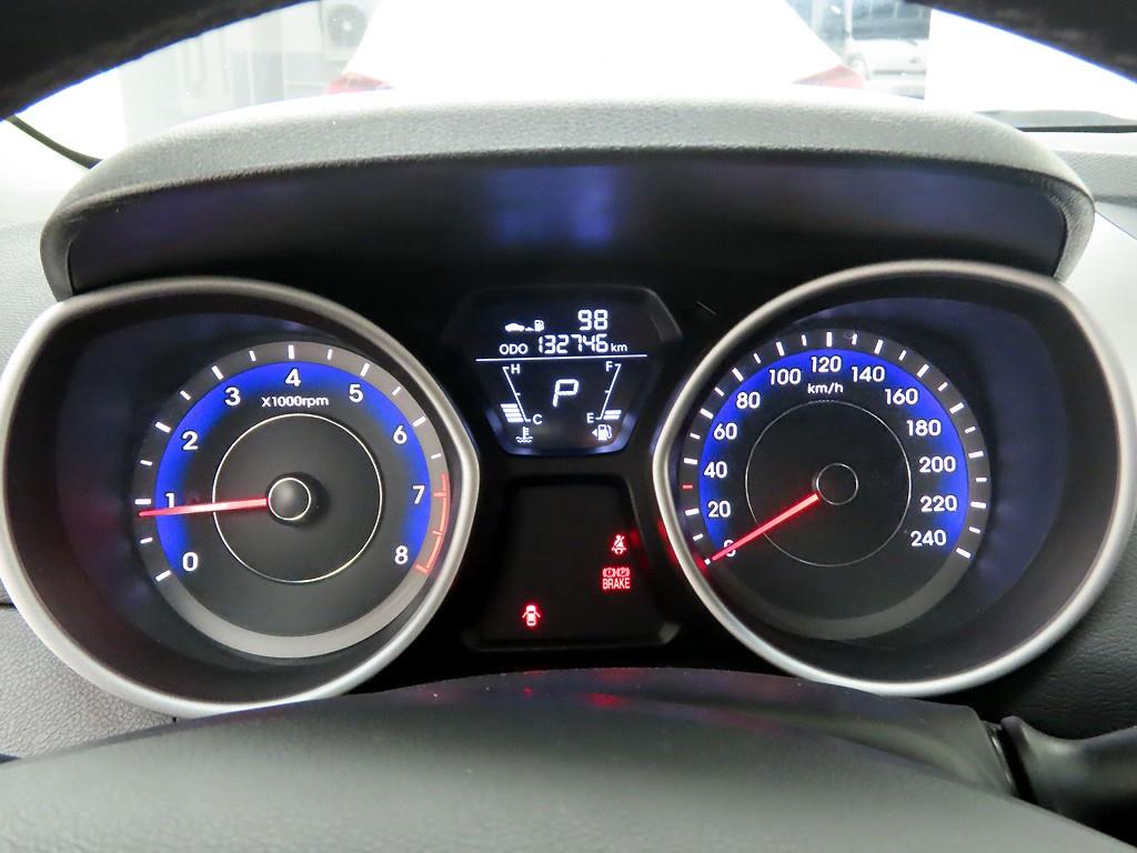 HYUNDAI Avante - Vista 5