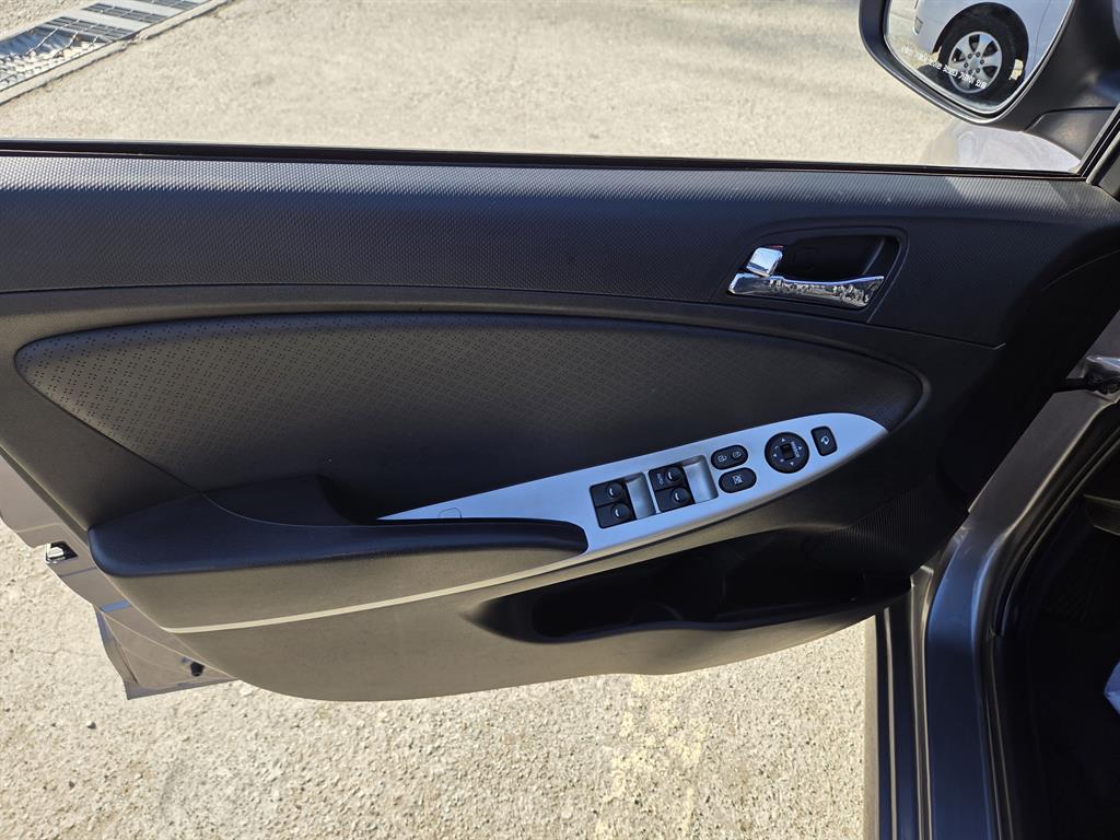 HYUNDAI Accent - Vista 8