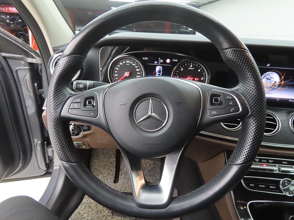 Mercedes Benz E class - Vista 8